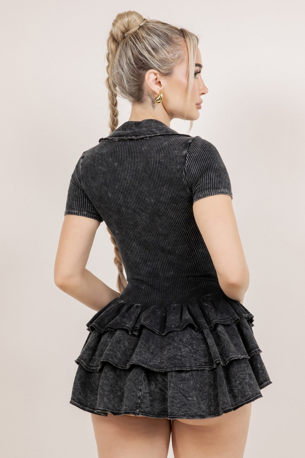 Vestido de manga corta con cuello V y short integrado